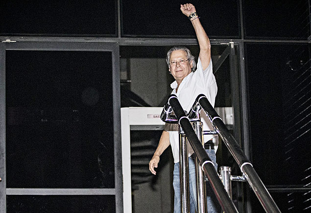 O ex-ministro Jos Dirceu se apresenta  Polcia Federal em So Paulo apos receber mandato de priso