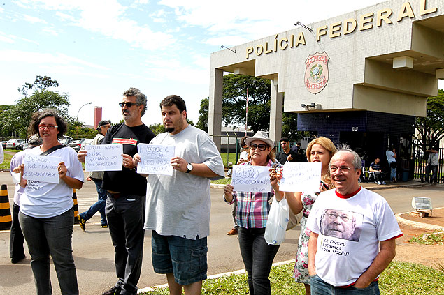 Manifestantes do PT em frente à Polícia Federal, em Brasília