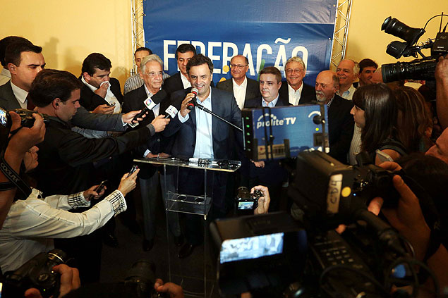 O senador Acio Neves, o ex-presidente Fernando Henrique Cardoso e o governador Geraldo Alckmin (SP) cedem entrevista