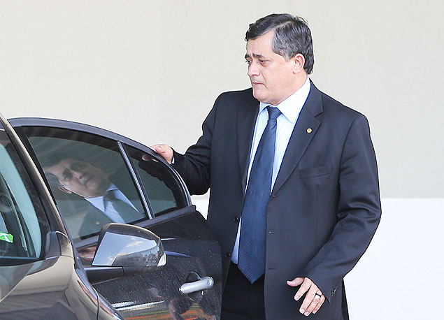 O deputado José Guimarães, irmão de José Genoino, saindo no Instituto de Cardiologia do DF, para onde Genoino foi levado