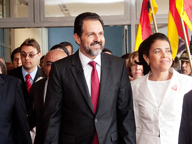 O governador do Distrito Federal, Agnelo Queiroz (PT), ao lado da mulher, Ilza Maria, durante cerimnia de posse