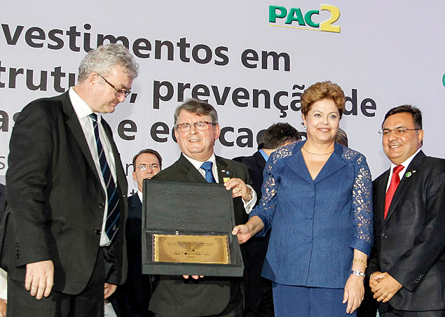 Dilma recebe placa de agradecimento em Santa Catarina pelo encaminhamento de projeto sobre universidades comunitrias 