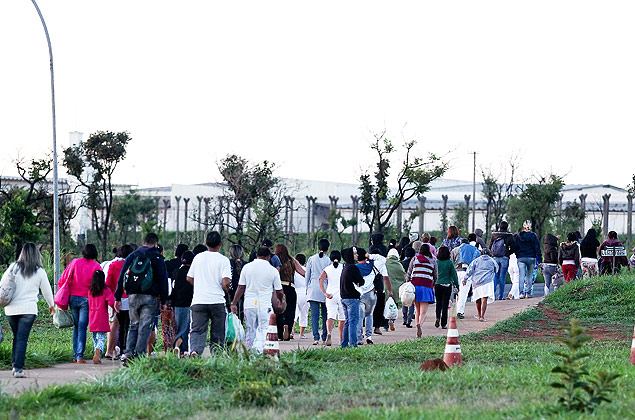 Familiares de presos fazem fila para visitar parentes no presídio