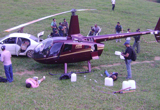 Policiais ao lado do helicptero do deputado estadual Gustavo Perrella, flagrado pela PF com drogas