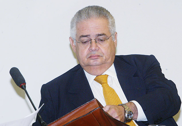 ORG XMIT: 442901_1.tif CONSELHO DE ETICA Brasilia DF fevereiro 01: Deputado Pedro Correa durante sessao do Conselho de Etica da Camara que julga o seu envolvimento com o 