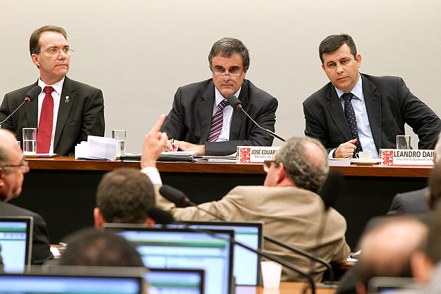 O ministro da Justiça, José Eduardo Cardozo, escuta as colocações do deputado José Aníbal (PSDB-SP), em audiência pública