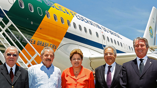 José Sarney, Lula, Dilma, Fernando Henrique e Collor posam antes do embarque para a África do Sul para o funeral de Mandela
