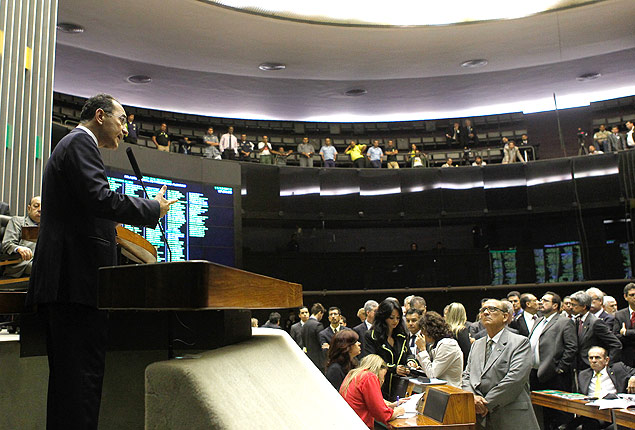 O deputado Joo Paulo Cunha, que pode ser preso ainda neste ano pelo mensalo, faz discurso no plenrio da Cmara