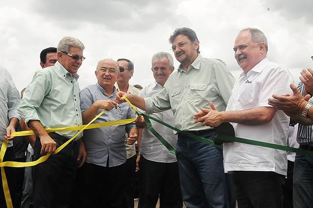 O governador Wilson Martins (2 da dir. para a esq.) inaugura trecho de estrada no Piau
