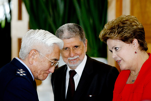 O ministro Celso Amorim (Defesa) conversa com o comandante da Aeronutica Juniti Saito e com a presidente Dilma Rousseff
