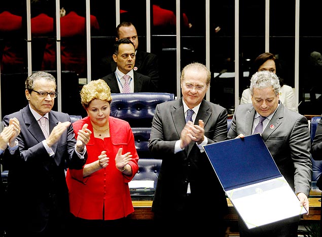 Ao lado de Dilma, Renan e Eduardo Alves, Joo Vicente, filho de Joo Goulart, recebe diploma que simboliza a devoluo do cargo