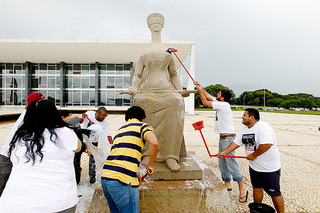 Um grupo de 15 manifestantes lavou a estátua da Justiça em um protesto contra as prisões do mensalão