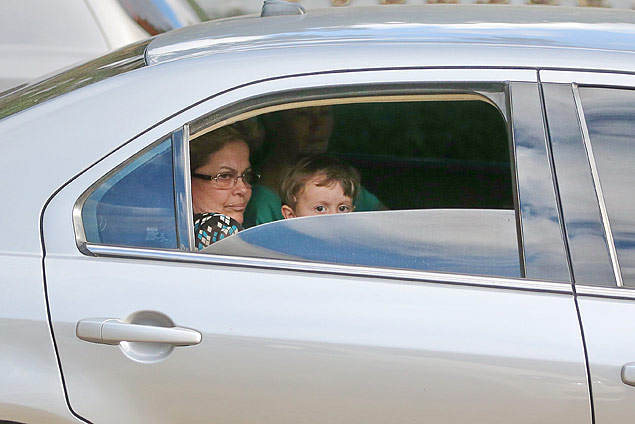 A presidente Dilma Rousseff foi fotografada durante trajeto de carro com o neto de trs anos no colo, no banco de trs do veculo