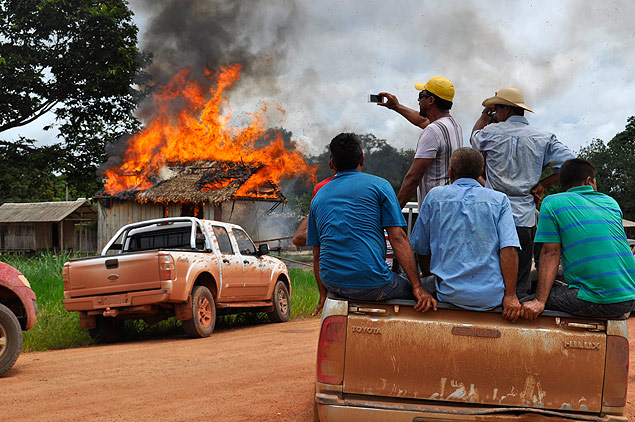 Manifestantes ateiam fogo a guarita usada por índios tenharim para cobrar pedágio ilegal na rodovia Transamazônica