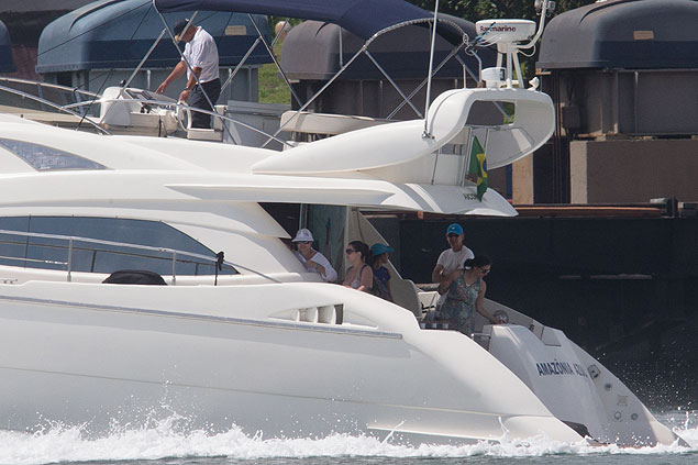 A presidente Dilma (de branco) dentro do barco Amaznia Azul na volta de um passeio na Bahia durante o recesso de fim de ano