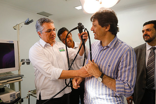 O prefeito Fernando Haddad (dir.) e o ministro Alexandre Padilha (Sade), provvel candidato do PT ao governo de SP