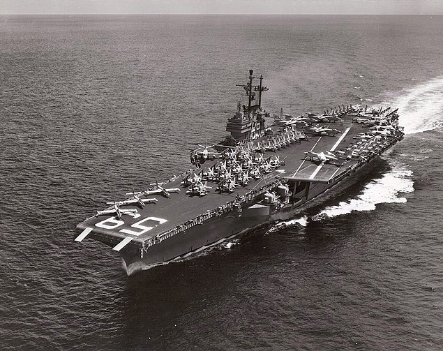 O porta-aviões norte-americano USS Forrestal, que foi enviado ao Brasil em apoio ao golpe