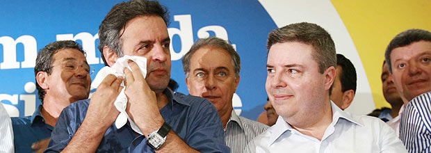 O senador Aecio Neves (PSDB) ao lado de seu sucessor no governado de MG, Antonio Anastasia