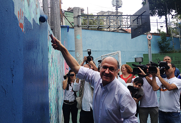 Governador de So Paulo, Geraldo Alckmin (PSDB), pinta muro em escola estadual de So Paulo para simbolizar incio de projeto