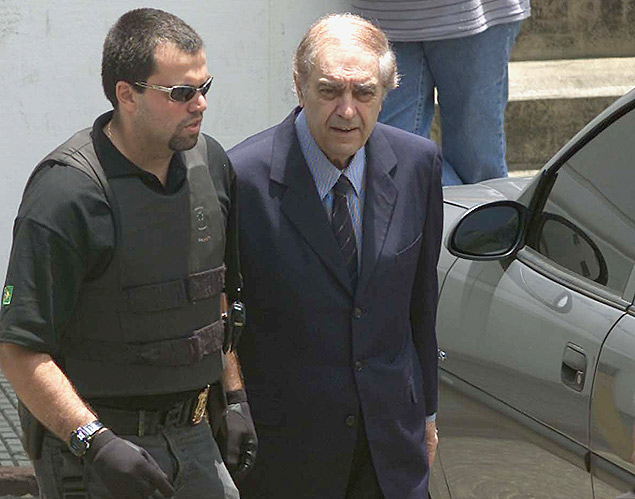O ex-juiz Nicolau dos Santos Neto, o Lalau, escoltado por agentes da PF