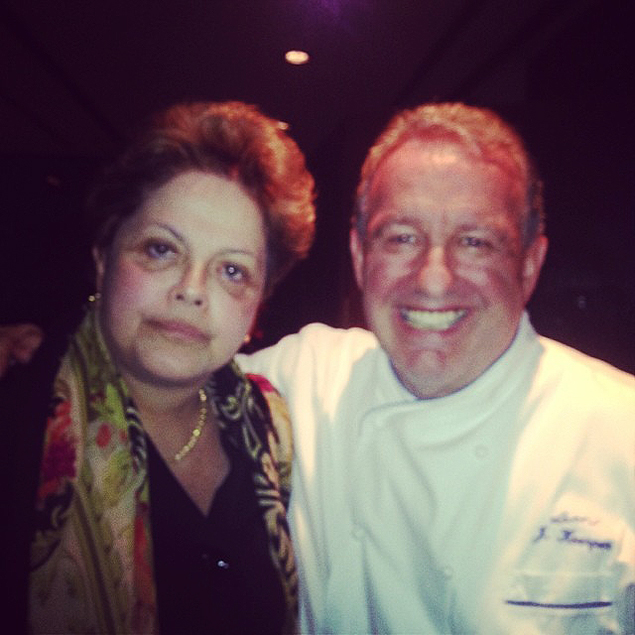 Dilma posa ao lado do chef do estrelado restaurante portugus Eleven, Joachim Koeper 