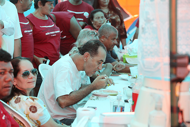 Joo Paulo Cunha almoa com petistas acampados em apoio aos mensaleiros presos, em Braslia