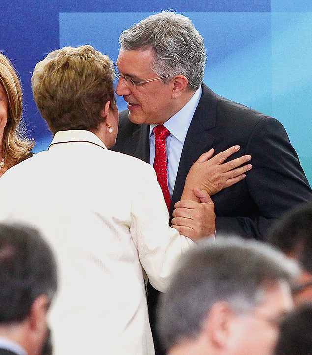 Alexandre Padilha cumprimenta a presidente Dilma Rousseff ao deixar o cargo de ministro da Sade 