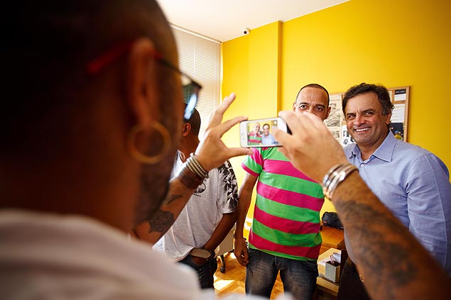 O senador Acio Neves (PSDB-MG) tira foto com o ex-traficante da Mangueira, Francisco Testas Monteiro, o Tuchinha