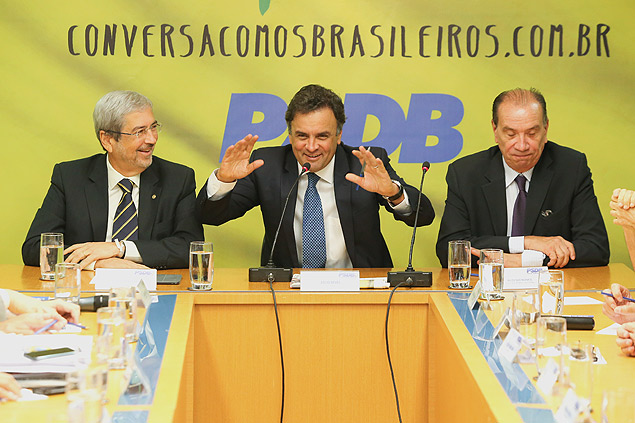 Aécio Neves (centro) durante reunião da Executiva do PSDB em Brasília