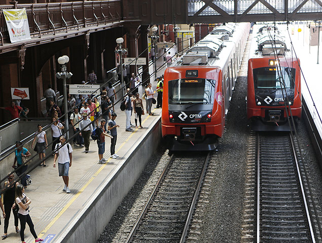 Trens da CPTM comprados da empresa espanhola CAF, na estao da Luz, no centro de So Paulo