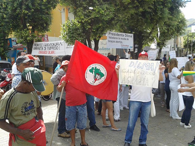 Integrantes do MST protestam durante visita da presidente Dilma Rousseff em Governador Valadares (MG) 