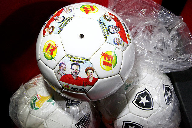 Bola de futebol com imagem de campanha do governador Agnelo Queiroz (PT-DF)
