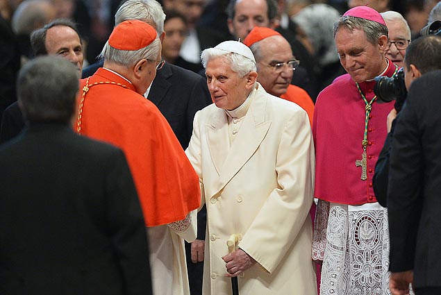 Papa emrito Bento 16 surpreende e comparece ao Consistrio, cerimnia em que seu sucessor, Francisco, nomeia novos cardeais