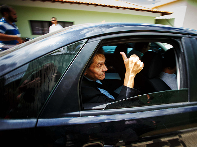 O ex-deputado e delator do mensalo, Roberto Jefferson (PTB-RJ), deixa sua casa em Levy Gasparian, dentro de carro da Policia Federal para cumprimento do mandado de prisao