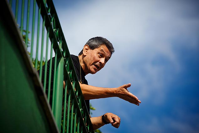 O ex-deputado e delator do mensalao, Roberto Jefferson (PTB-RJ), aparece na varanda de sua casa em Levy Gasparian na vspera de sua priso