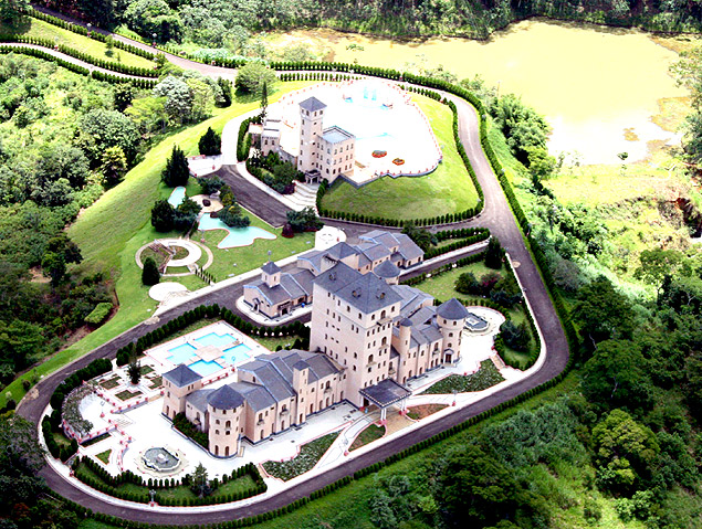 O castelo da famlia de Edmar Moreira (PTB-MG) tem 36 sutes e est  venda por R$ 40 milhes
