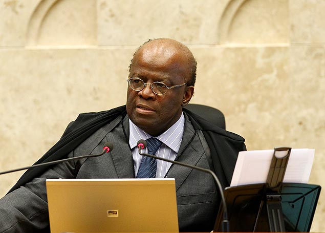 O ministro Joaquim Barbosa vota pela condenação por formação de quadrilha dos réus do mensalão