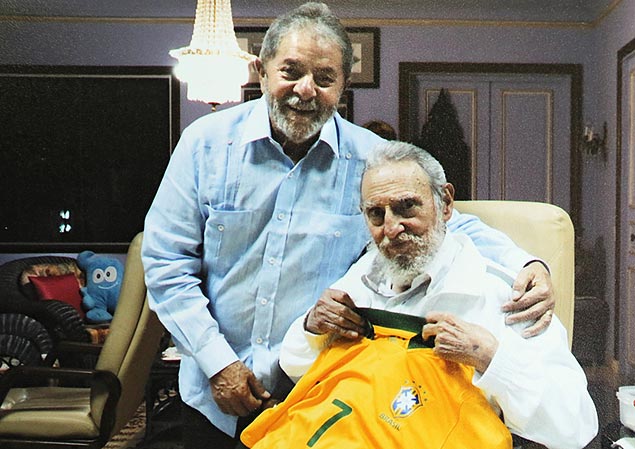 Em visita a Cuba, Lula deu a camisa 7 da Seleo a Fidel Castro