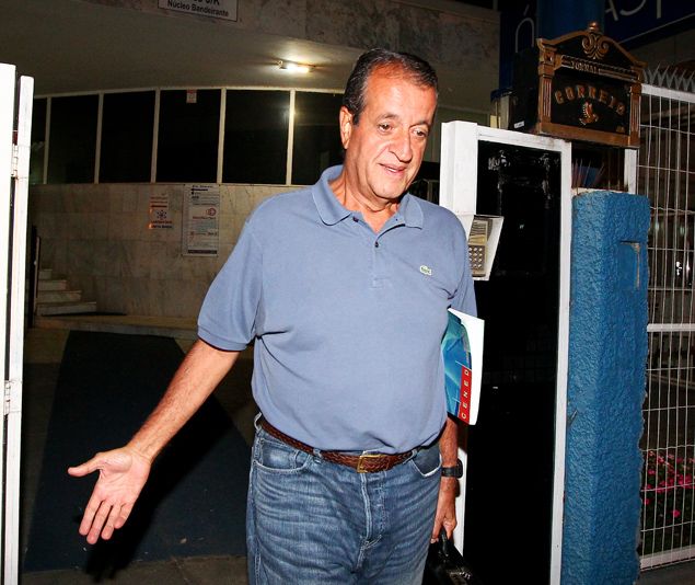 O ex-deputado Valdemar Costa Neto deixa a cozinha industrial em que est trabalhando
