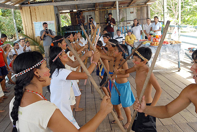 ndios cambeba danam para homenagear profissionais da sade depois de serem vacinados contra a gripe, em aldeia no rio Cueiras, no Amazonas