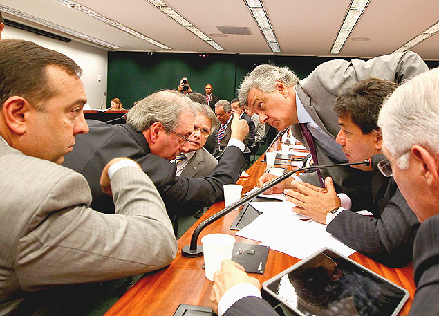 Os deputados Fernando Francischini e Eduardo Cunha (da esq para dir.)conversam com Vanderlei Macris, Ronaldo Caiado e Mendona Filho na Cmara
