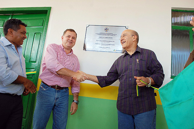 O governador de Rondnia, Confcio Moura (de culos), do PMDB, inaugura unidade do DER em Extrema
