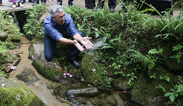 O ex-ministro Alexandre Padilha (PT) durante visita � nascente do rio Tiet�, em Sales�polis (SP)