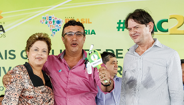 Dilma participa ao lado do governador do CE, Cid Gomes ( dir.), de cerimnia de entrega de mquinas para municpios do Estado