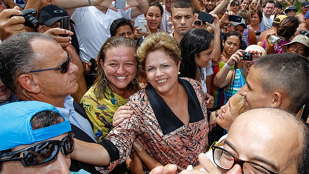 Dilma com populao presente em cerimnia em Fortaleza (CE)