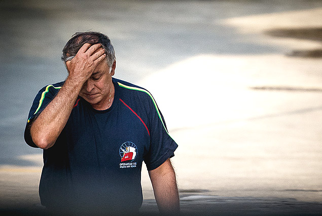 O ex-diretor da Petrobras, Paulo Roberto Costa, sai do IML, na zona norte do Rio