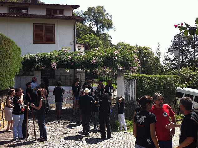 Manifestantes em frente  Casa da Morte de Petrpolis, na regio serrana do Rio
