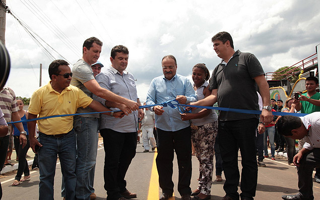 O governador José de Anchieta Júnior (PSDB) inaugura estrada vicinal em Bonfim (RR)