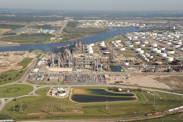 Vista aérea da Refinaria de Pasadena, que pertence à Petrobras, no canal de Houston, no Texas