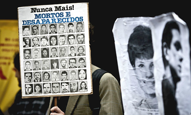 Cartaz mostra fotos de desaparecidos 